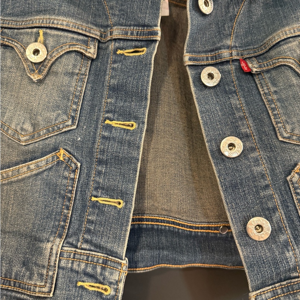 Vintage Levi's Light Blue Cropped Denim Jacket - Picture 3 of 7
